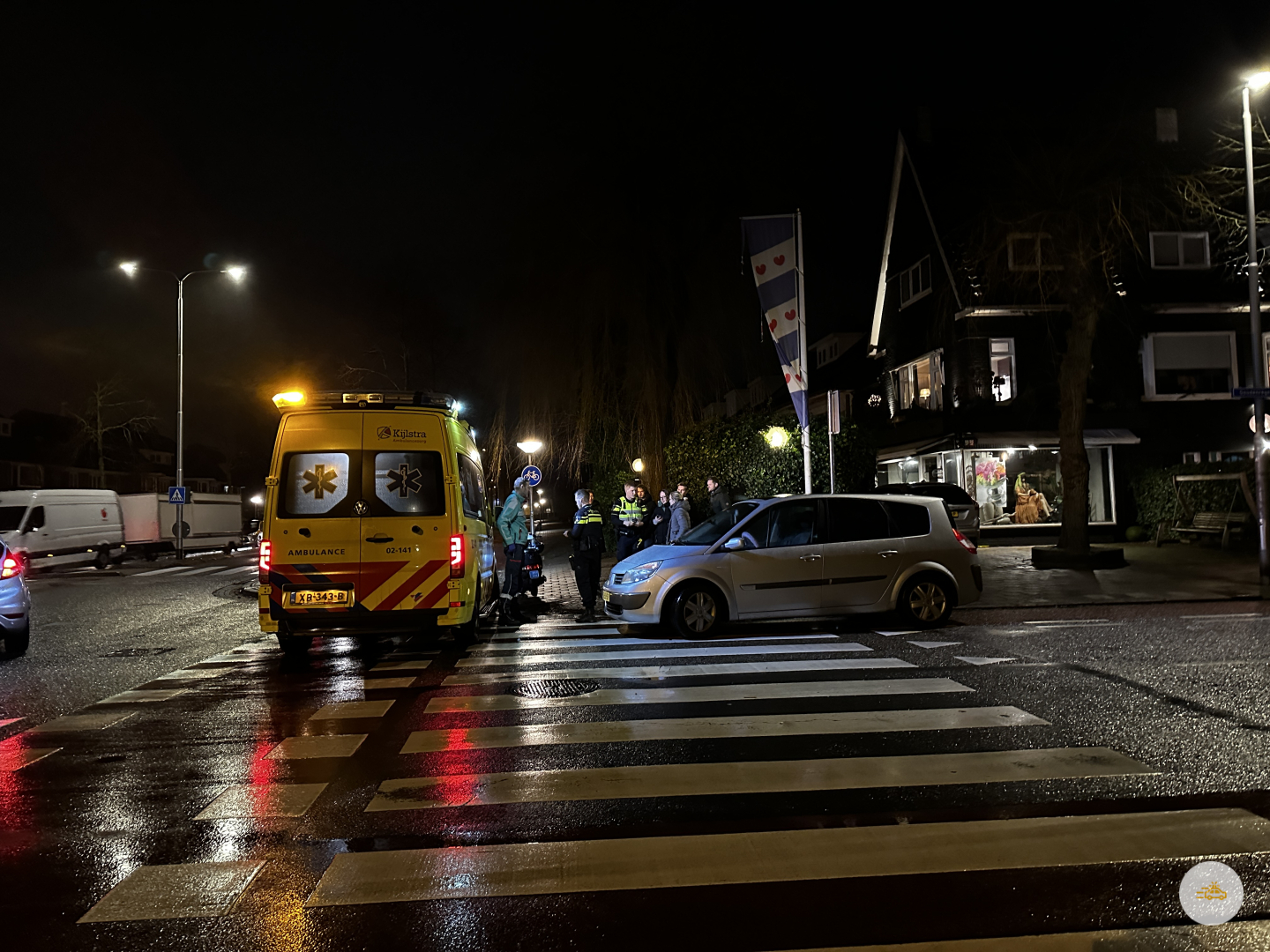 Auto en scooter komen in botsing