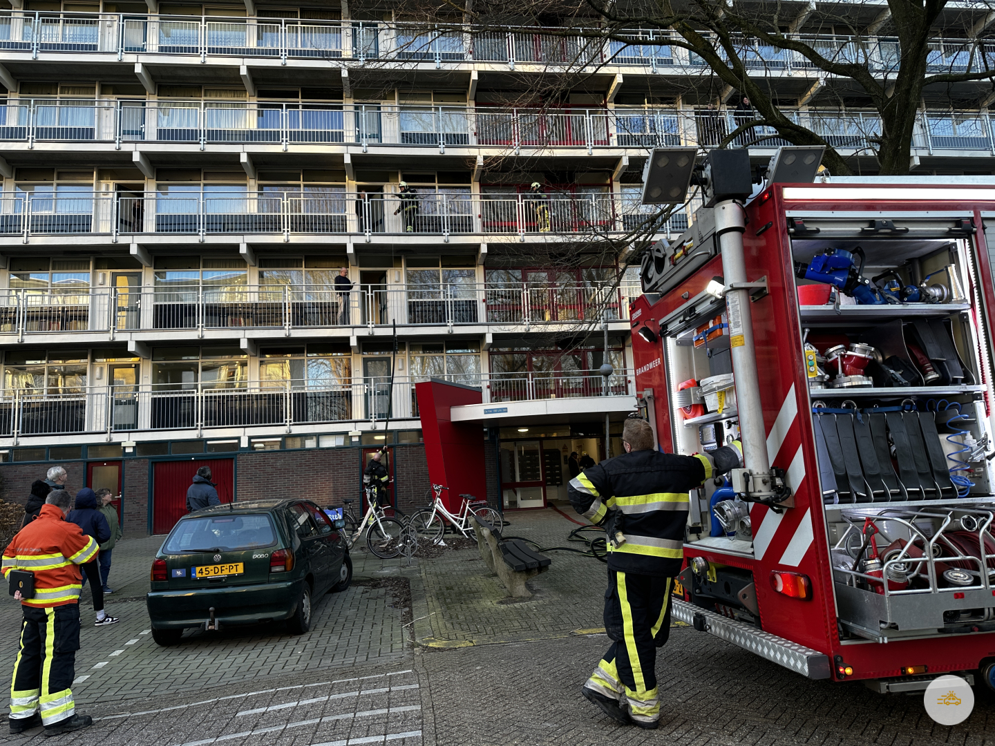 Brand in hal van 12 hoogflat