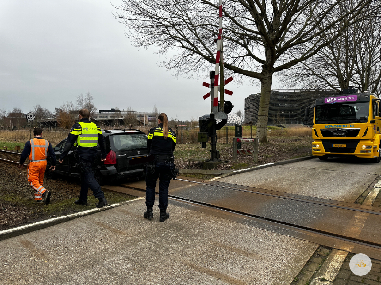 Automobilist rijd het spoor in
