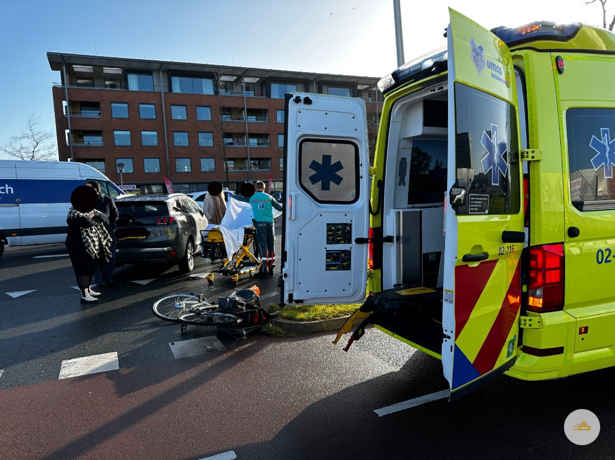 Auto en fietser komen in botsing