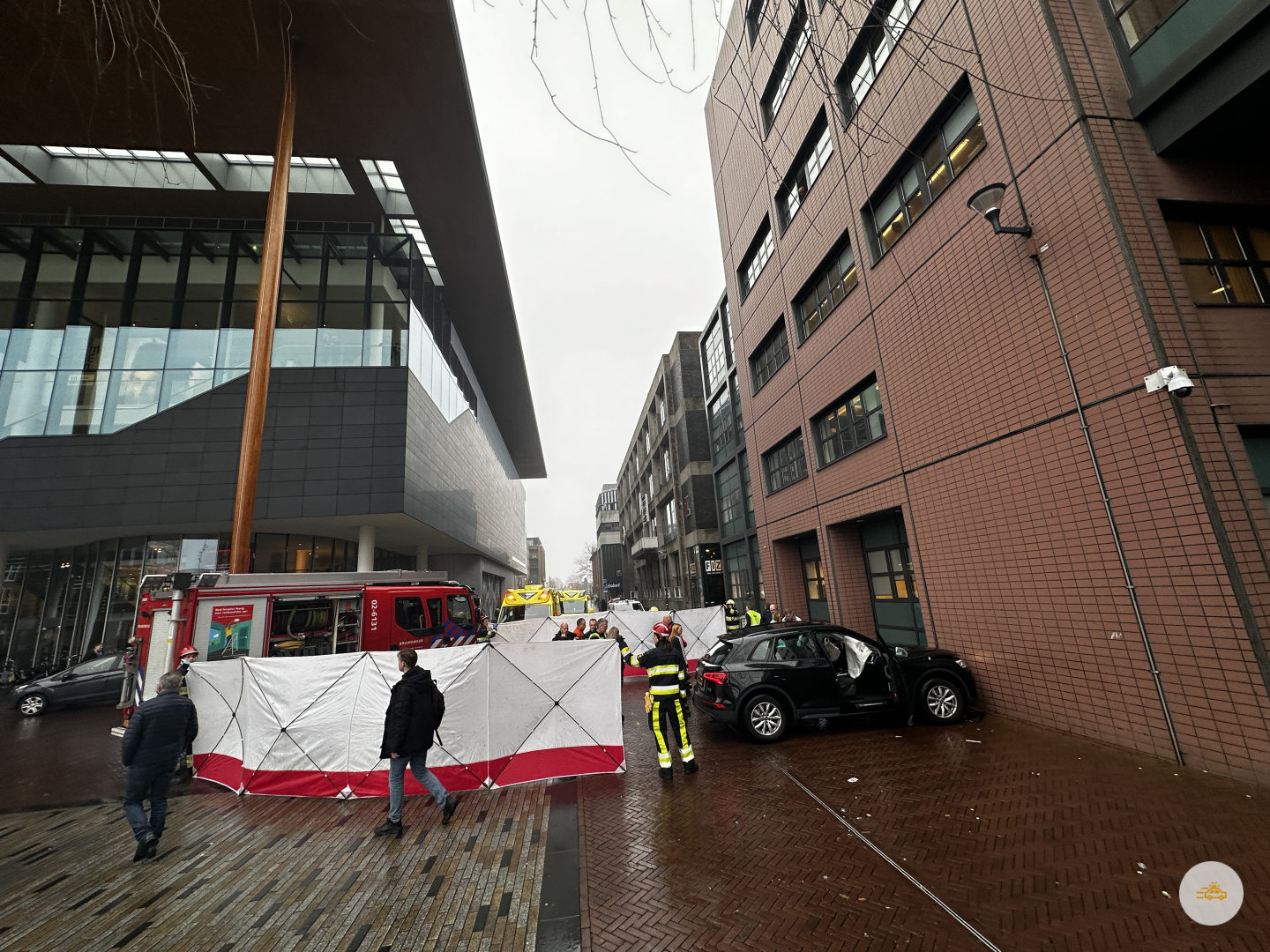 Auto rijd tegen gerechtsgebouw