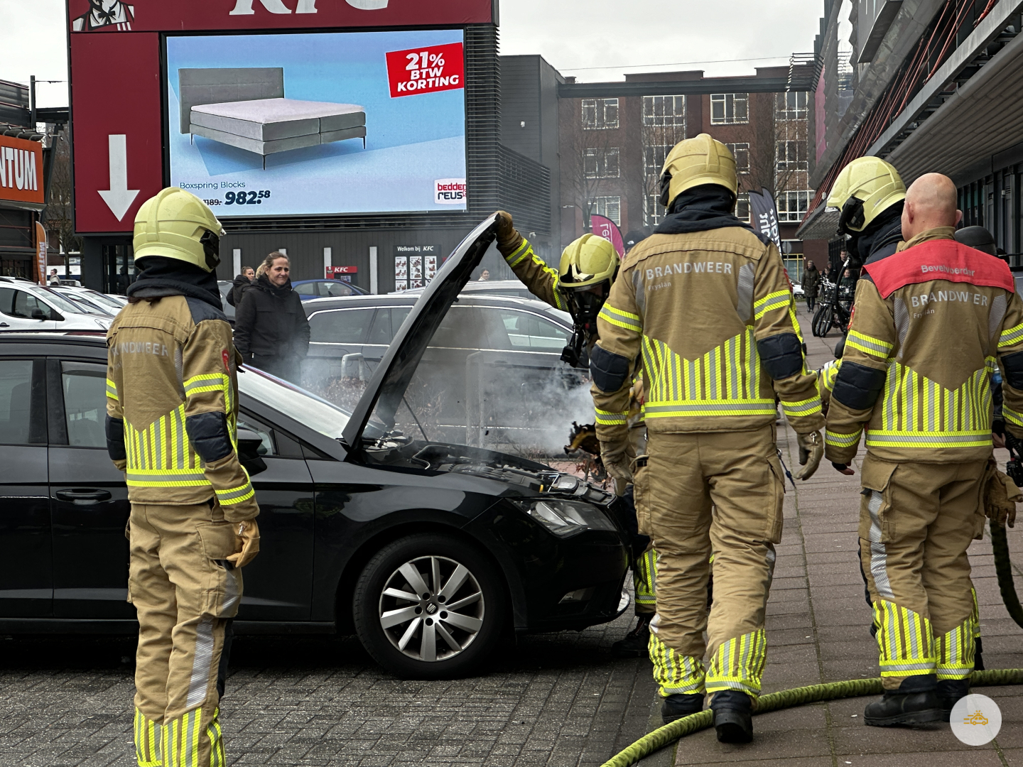 Rook onder motorkap zorgt voor brandweer inzet