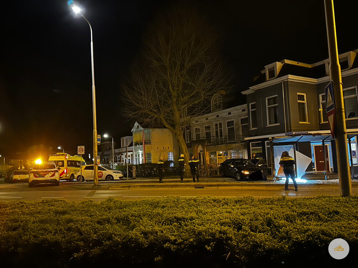 Automobilist rijd door bushokje