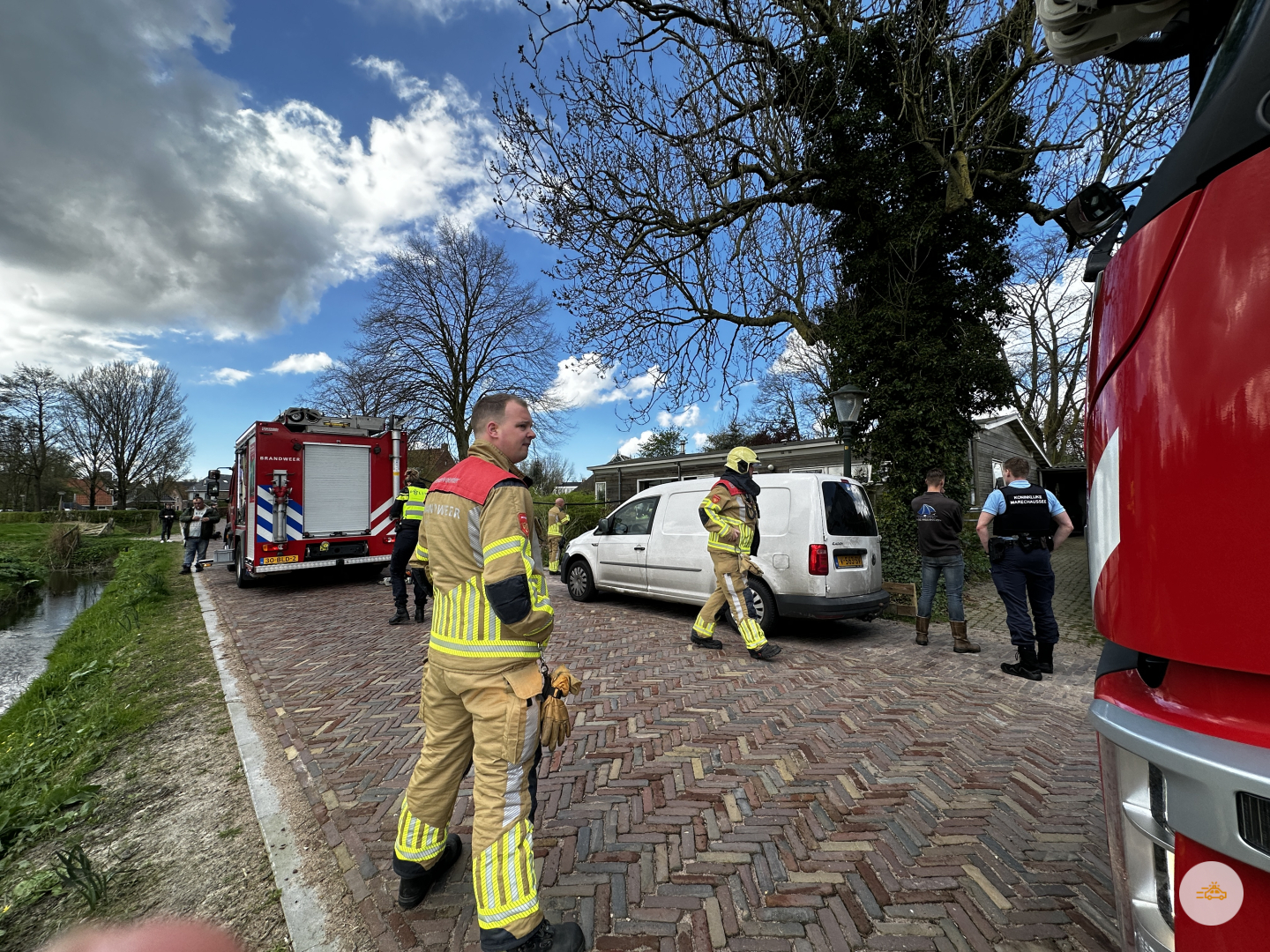 Gevelbeplating van huis vat vlam in Snakkerburen