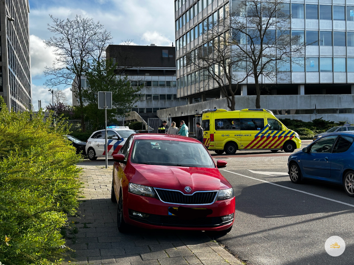 Auto en fietser komen in botsing