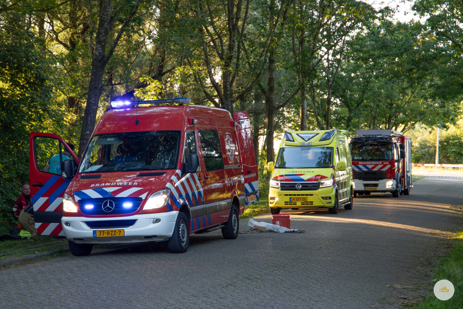 Brandweer haalt persoon uit de sloot