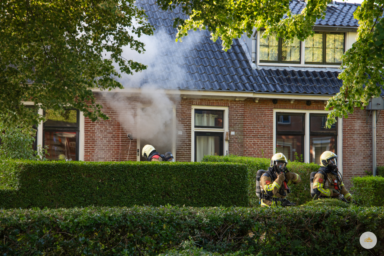 Agenten redden persoon uit brandende woning