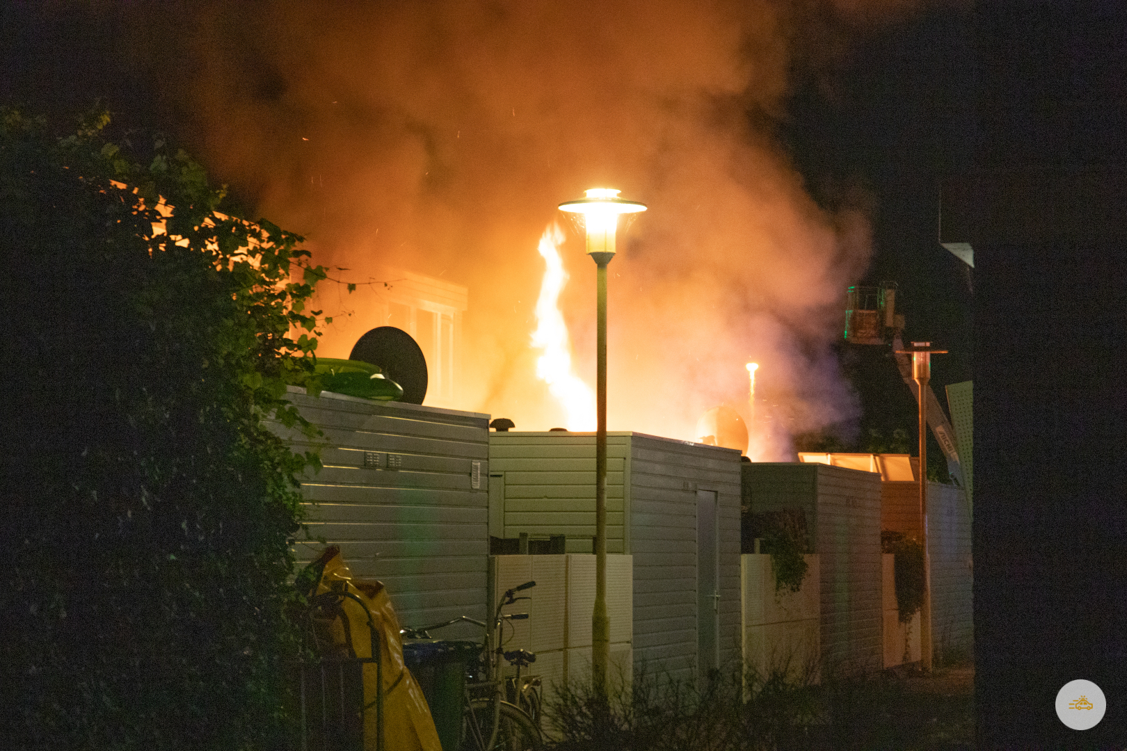 Brand in achtertuin slaat over naar woning