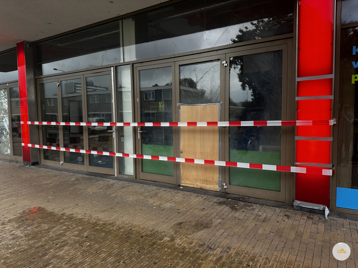 Gevel van leegstaande winkelpand beschadigd