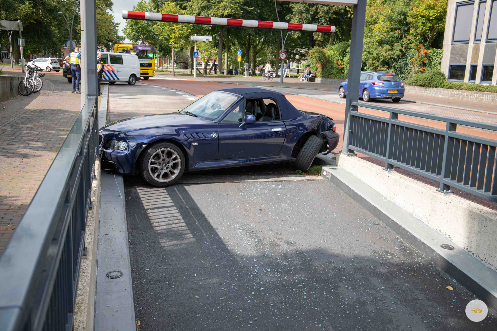 Automobilist vliegt uit de bocht en botst tegen parkeergarage Oldehove