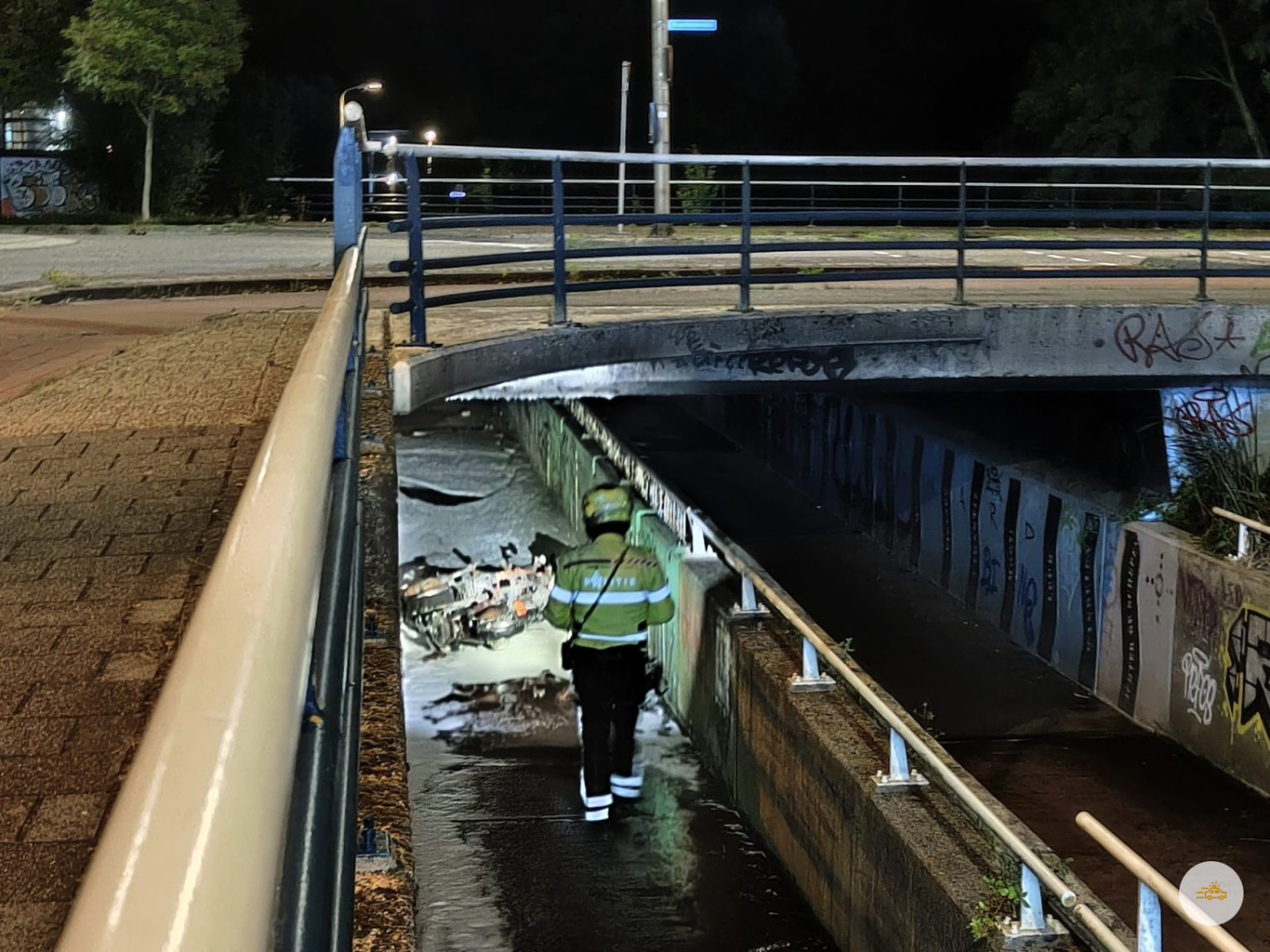 Deelscooters in de brand onder een brug