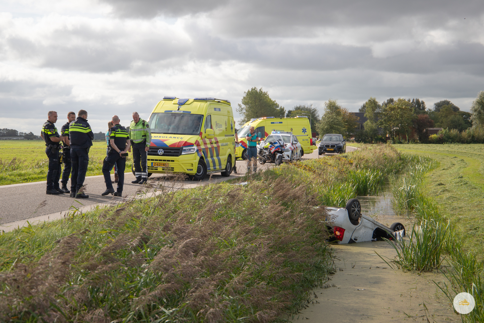 Auto op de kop in de sloot in Wyns