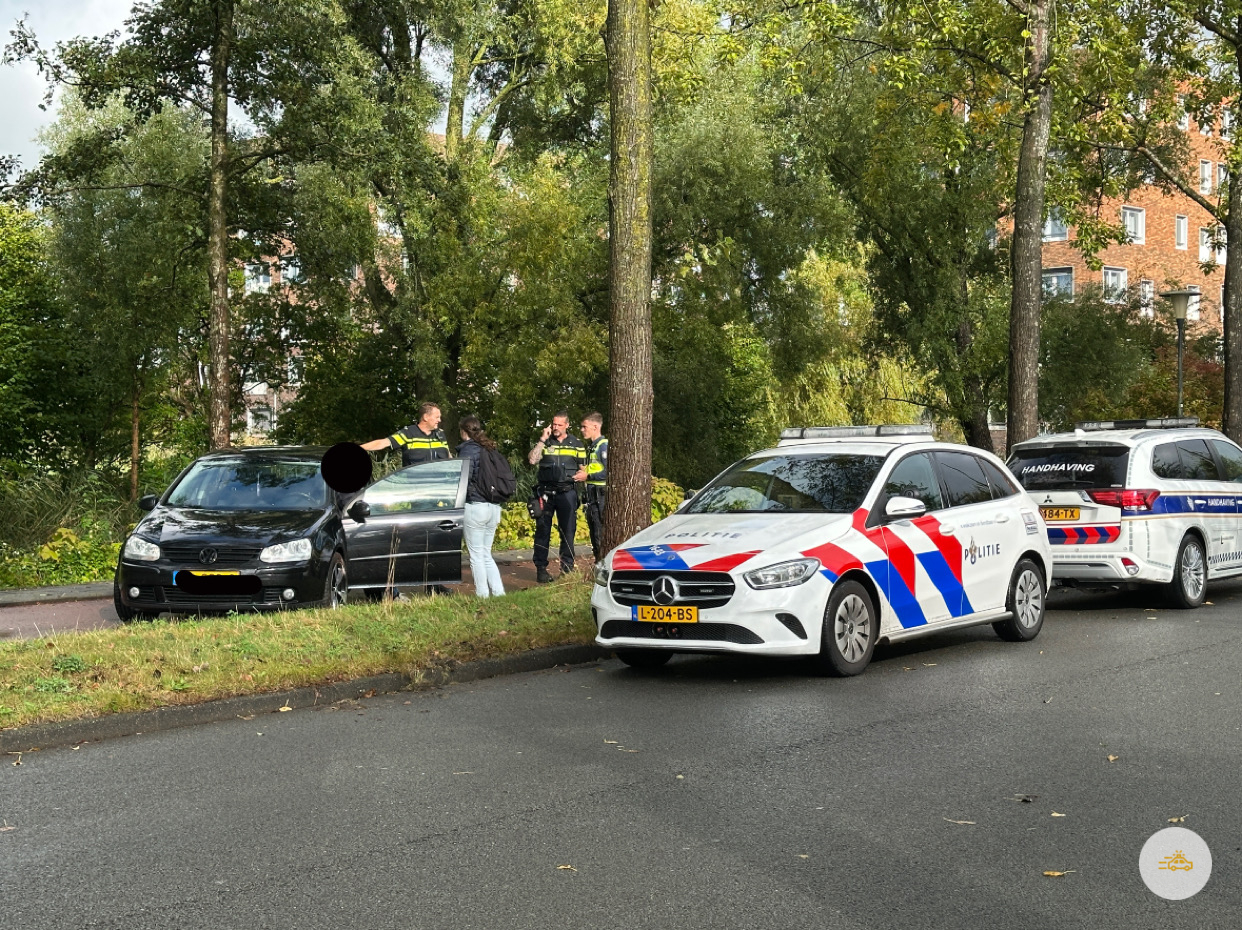 Automobilist verliest macht over het stuur en raakt boom