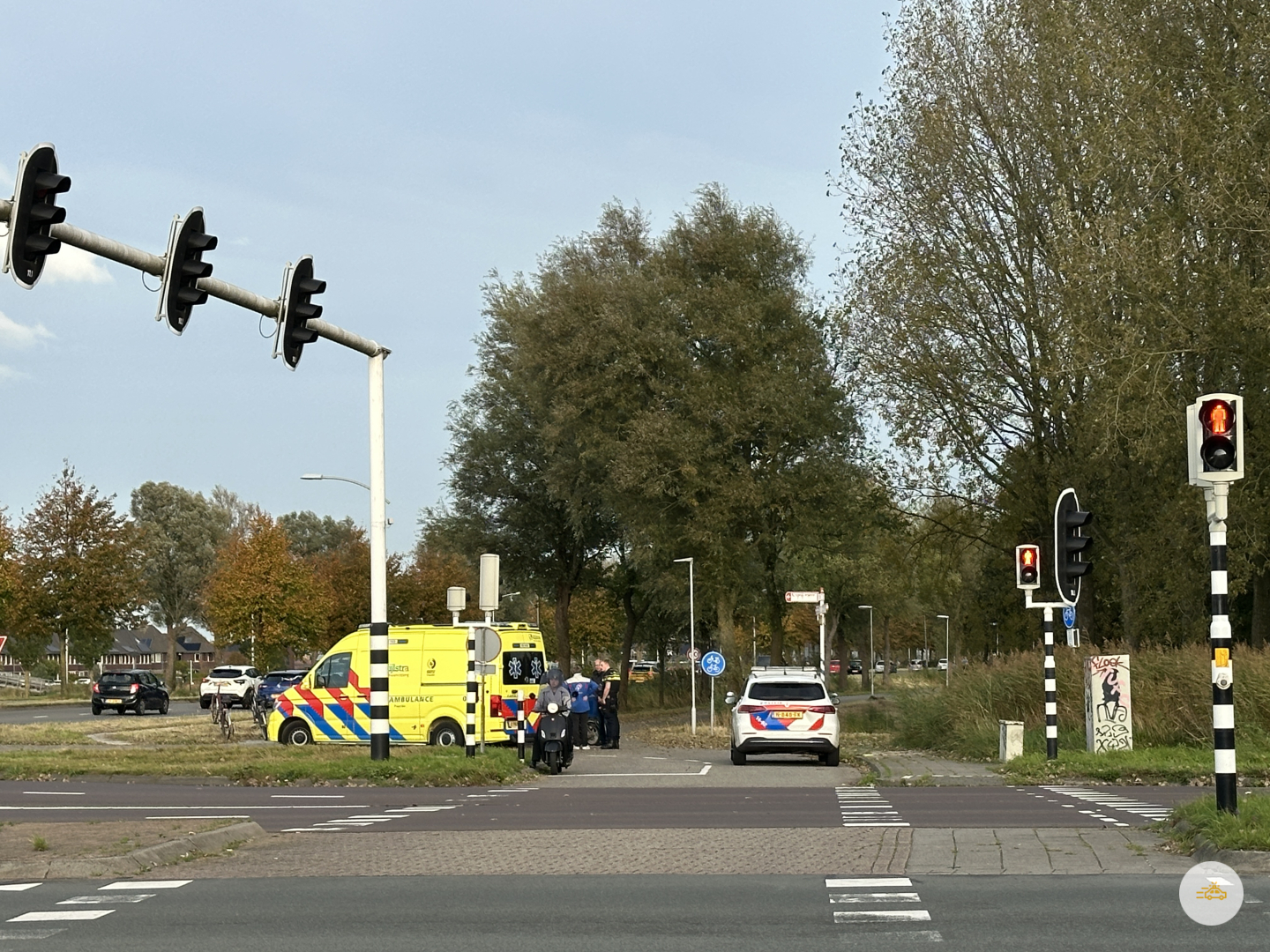 Twee scooterrijders in botsing op fietspad