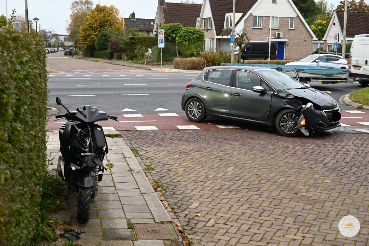 Scooterrijder botst in zijkant van auto