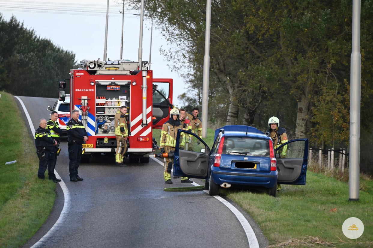 Auto in brand op oprit