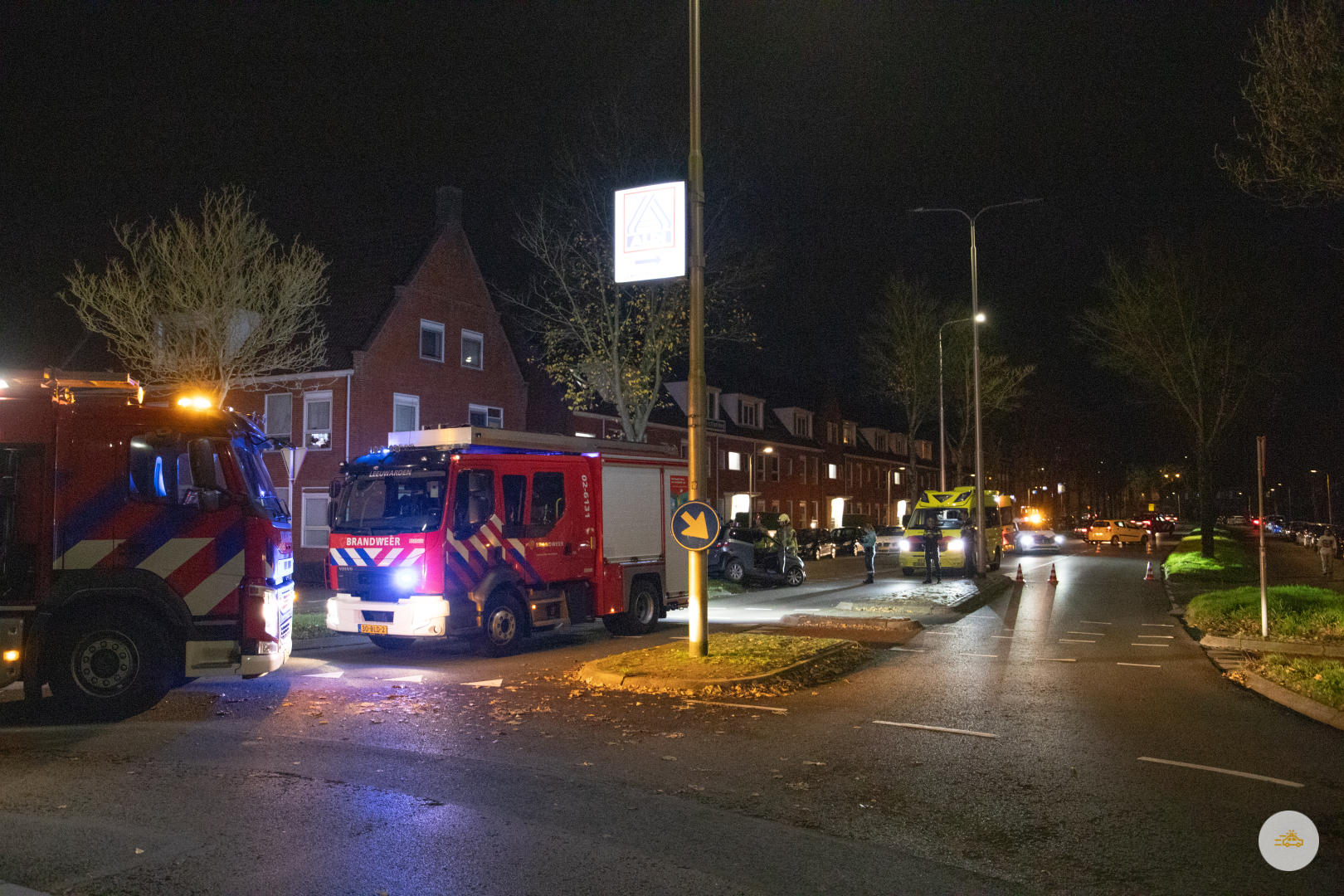 Brommobiel botst tegen boom oudere bestuurster gewond