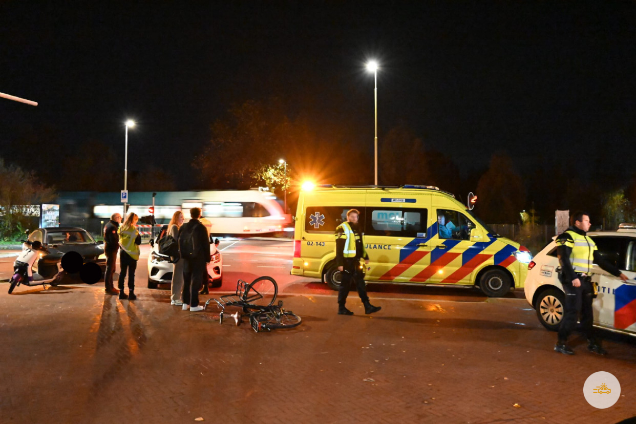Automobilist een fietser en scooterrijder komen in botsing