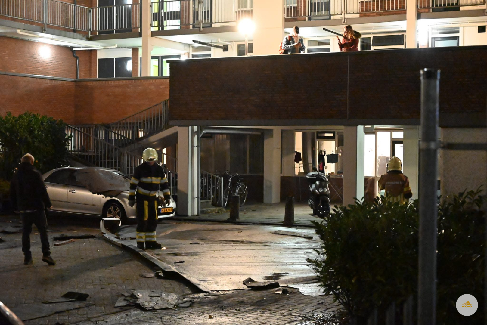 Dak waait van appartementencomplex