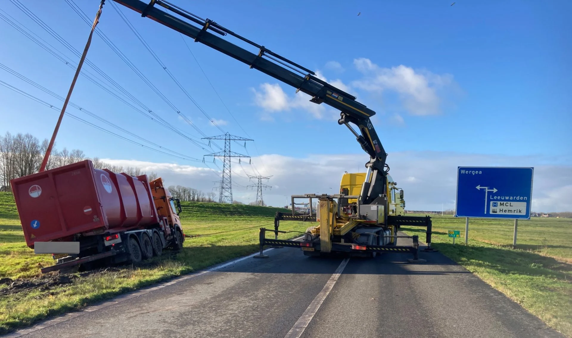 Afrit afgesloten vanwege een vuilniswagen in de berm
