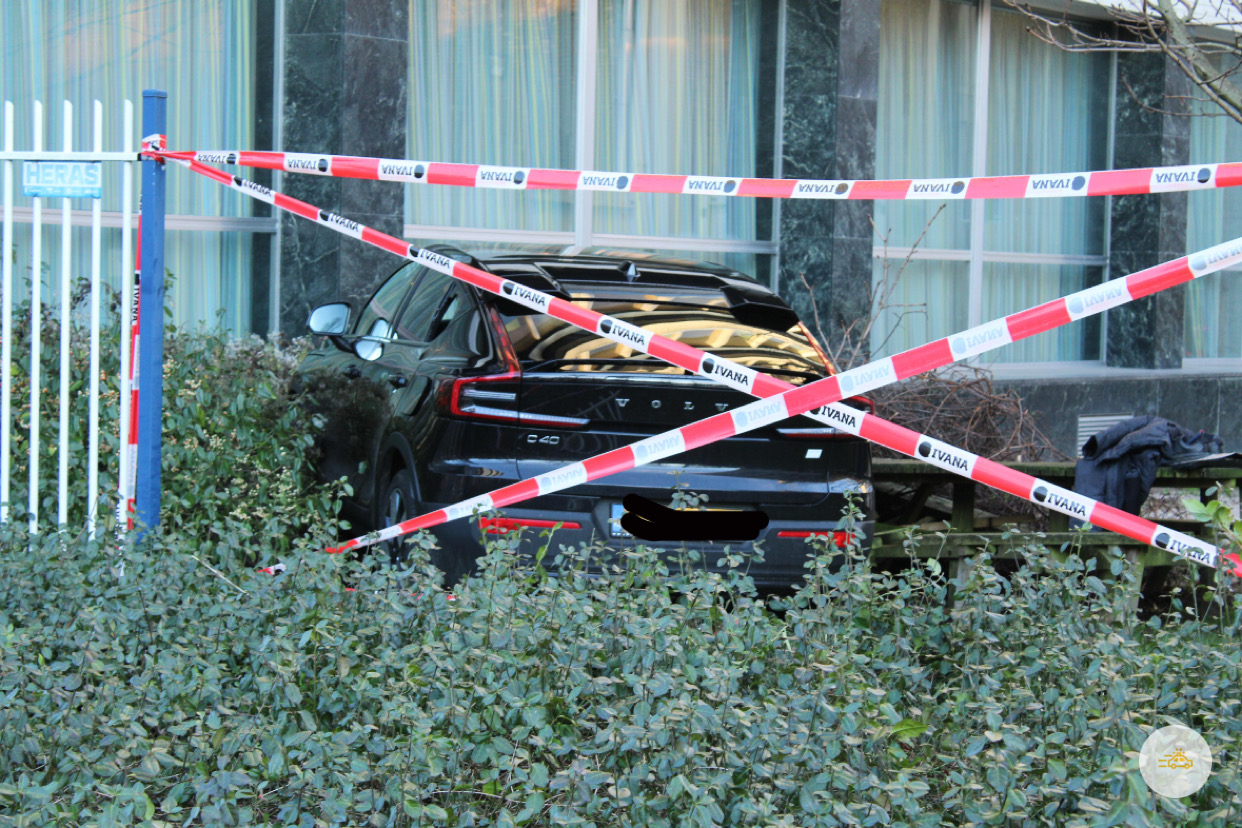 Automobilist rijdt door hek van Friesland Campina