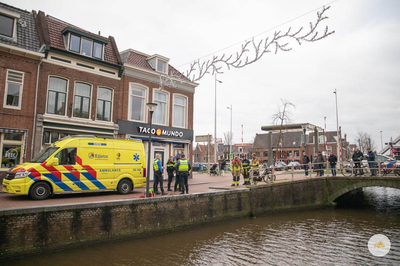 Fietsster belandt in stadsgracht
