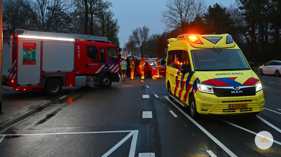 Meerdere auto’s in botsing voor brandweer kazerne