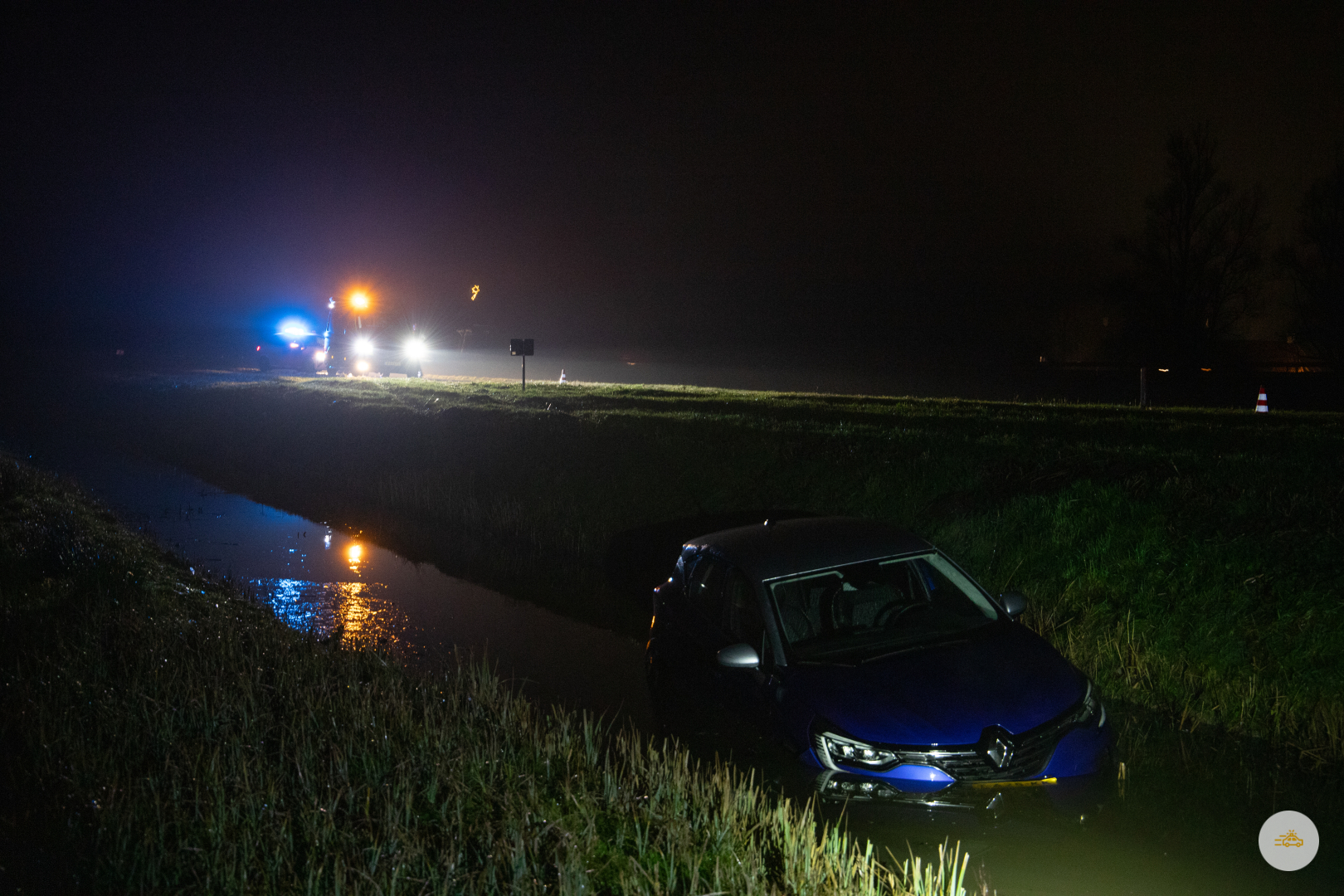 Auto in de sloot langs afrit N31