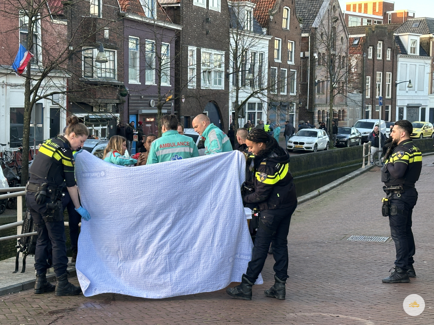 Man struikelt en valt de gracht in