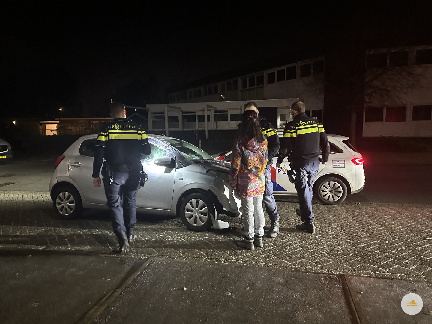 Automobiliste rijdt tegen boom geen gewonden