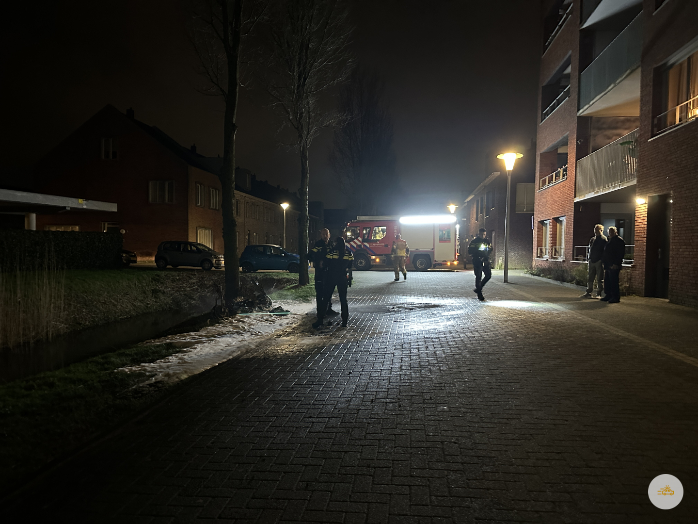 Scooter in brand aan de Tijnjedyk