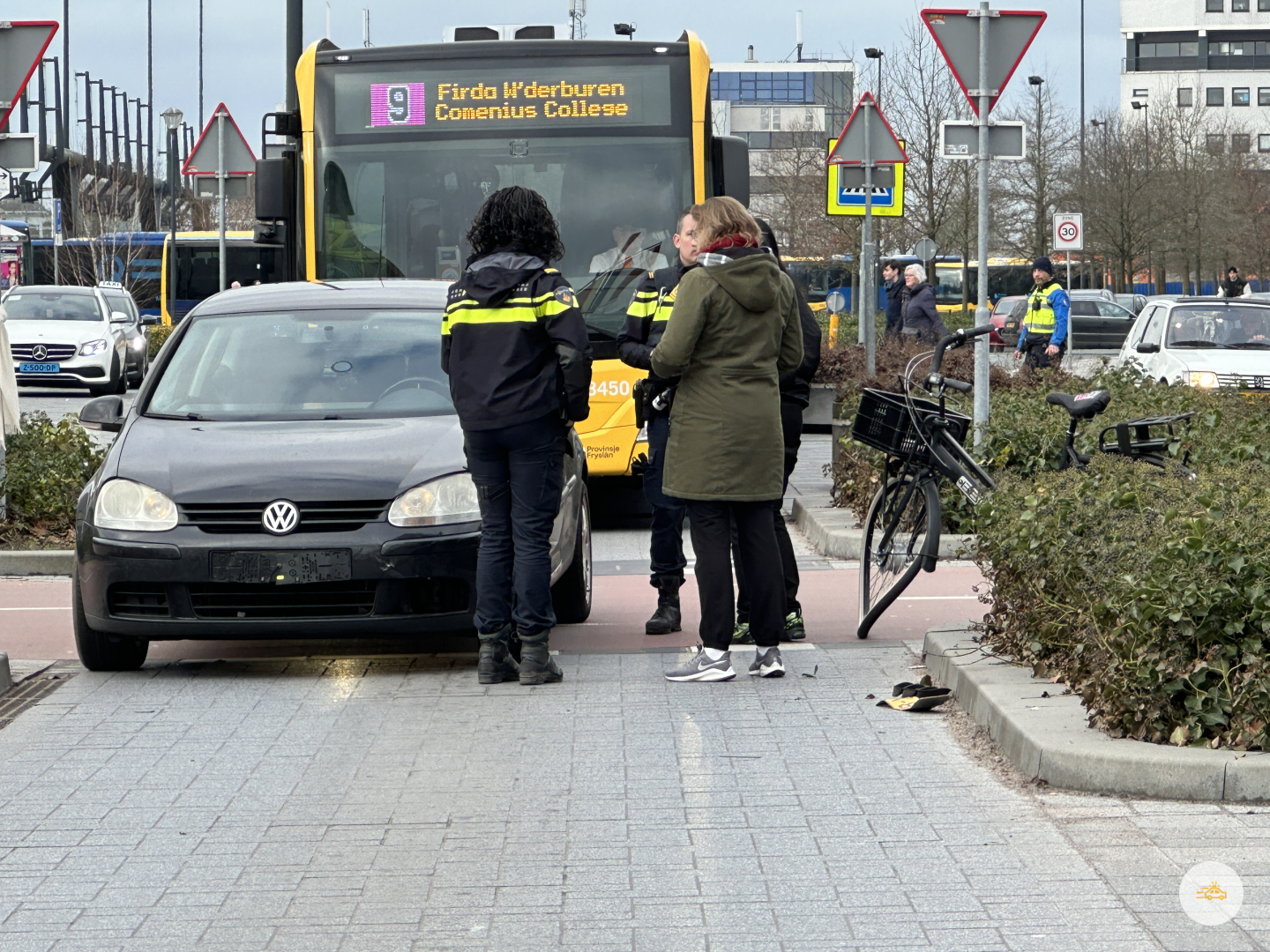 Fietsster gewond bij aanrijding op oversteek station