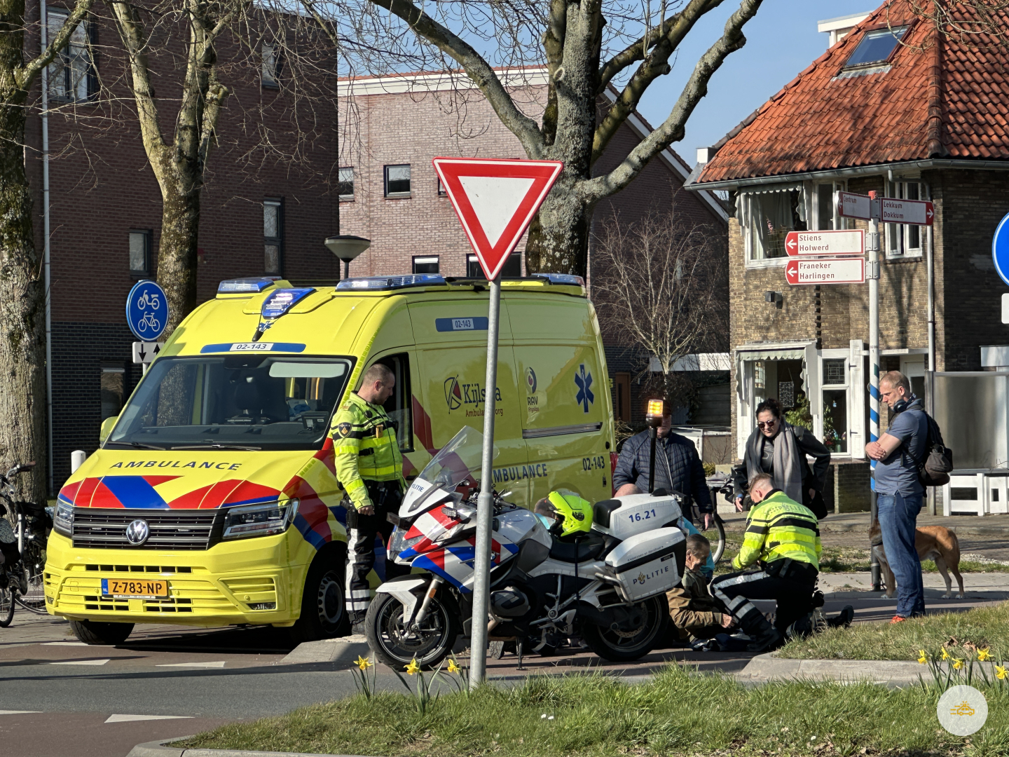 Twee fietsers komen in botsing bij oversteek