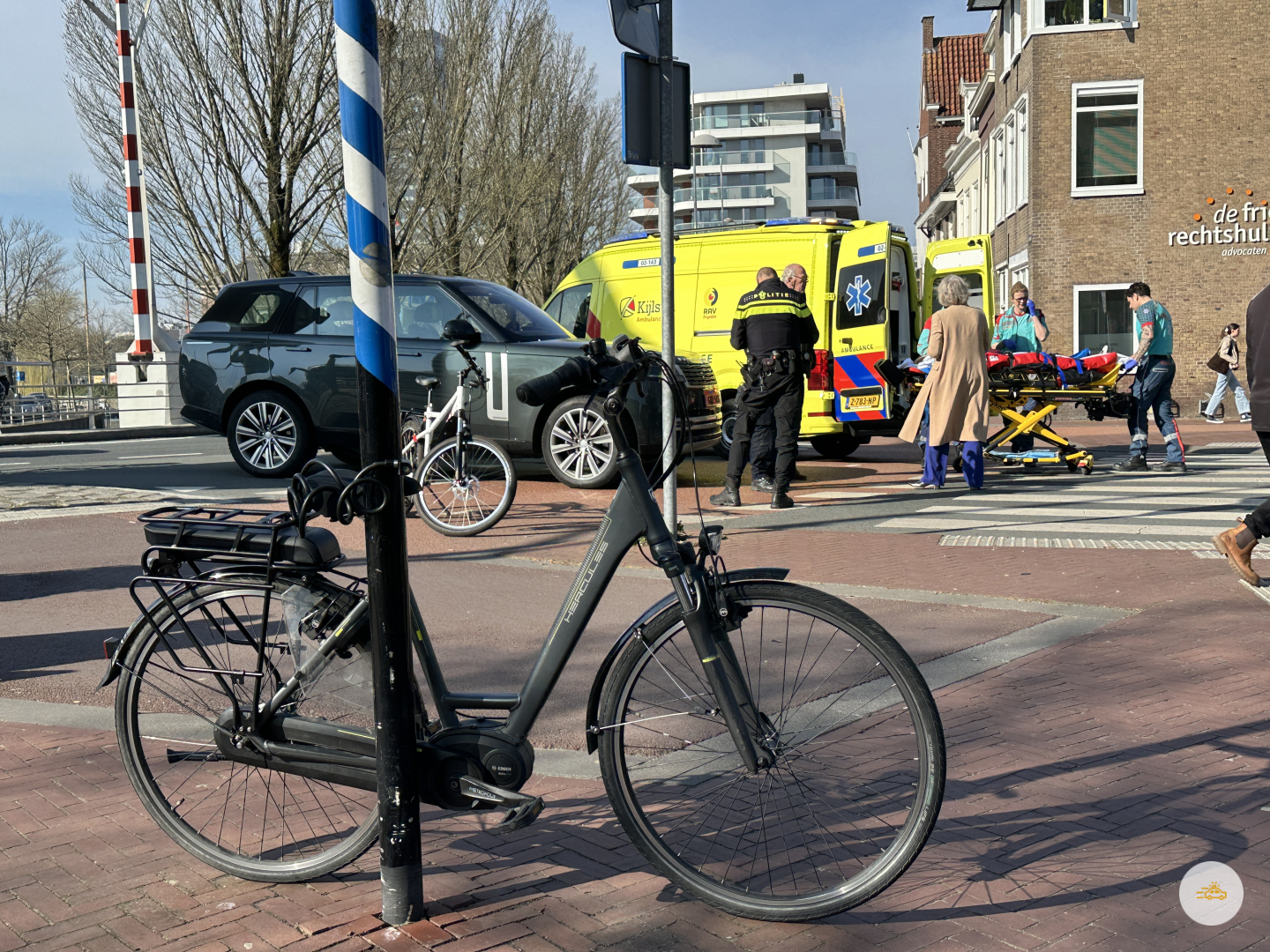 Automobilist ziet fietsster te laat bij oversteek