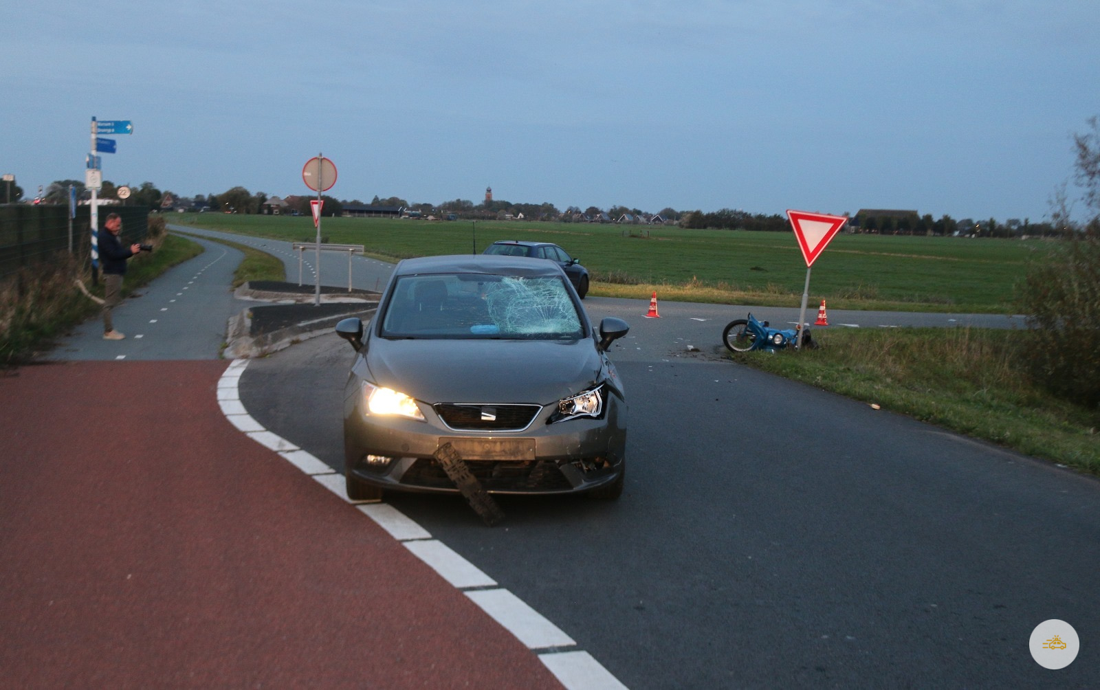 Frontale aanrijding tussen auto en brommer
