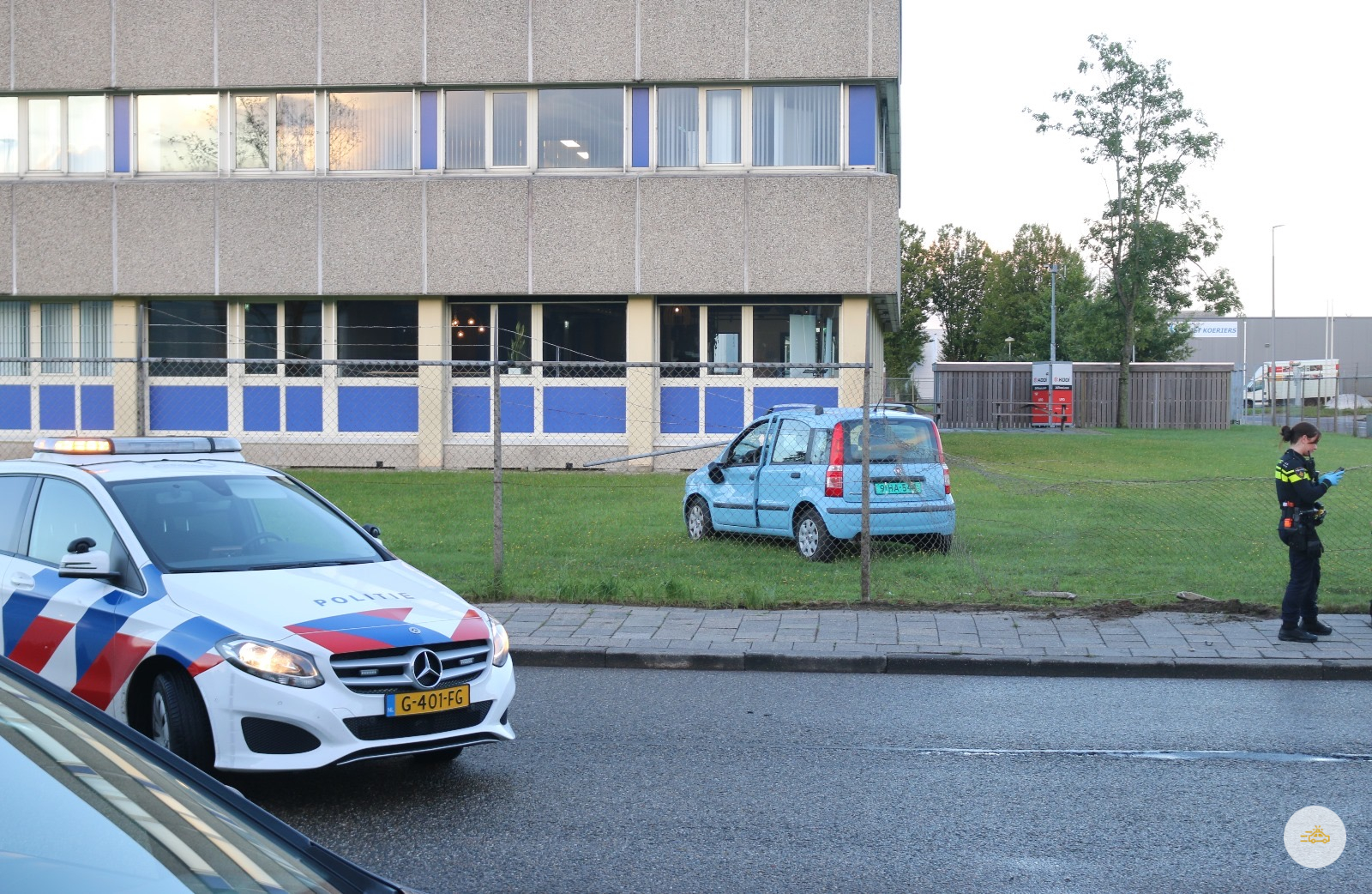 Automobilist rijdt door hek na aanrijding met scooter