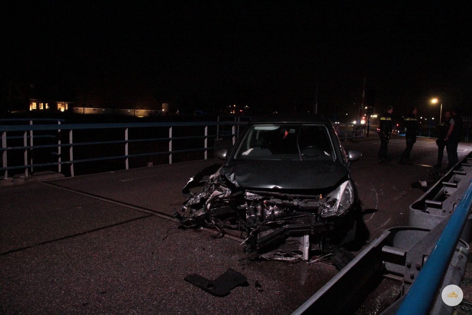 Auto in de kreukels na botsing met brugreling in Wergea