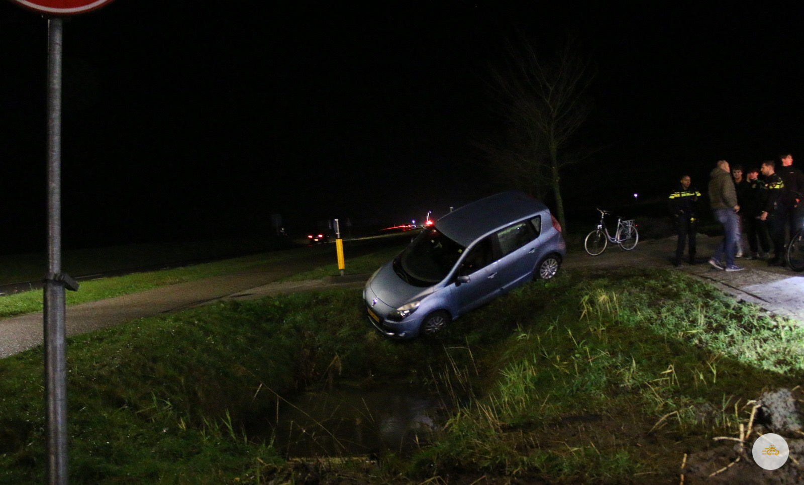Automobilist mist de bocht en rijdt bijna de sloot in