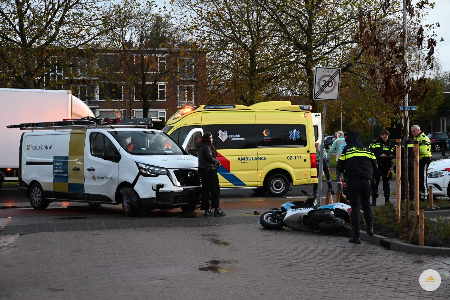 Scooterrijdster raakt gewond bij aanrijding op de Egelantierstraat