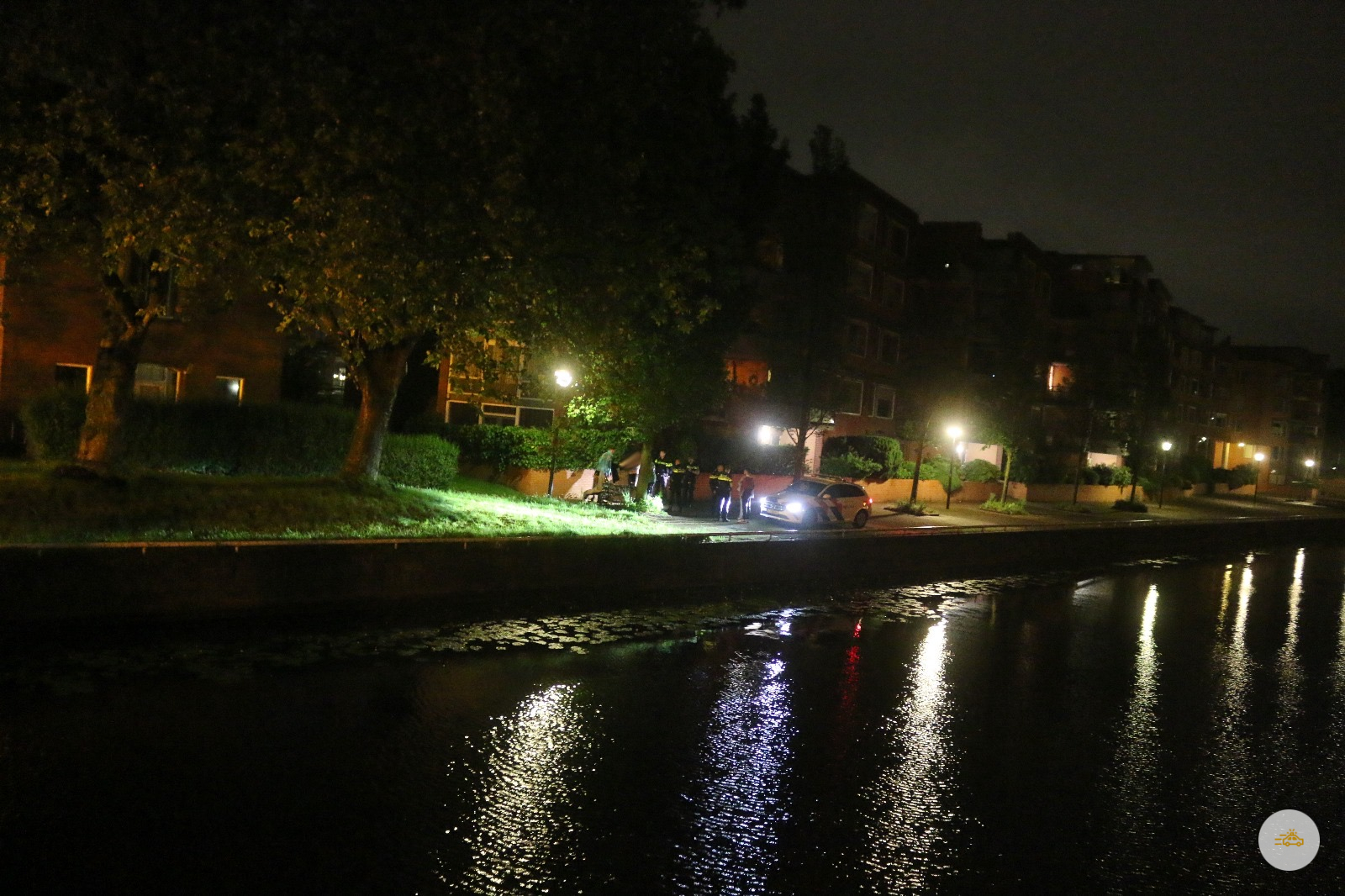 Man valt in het water en word gered