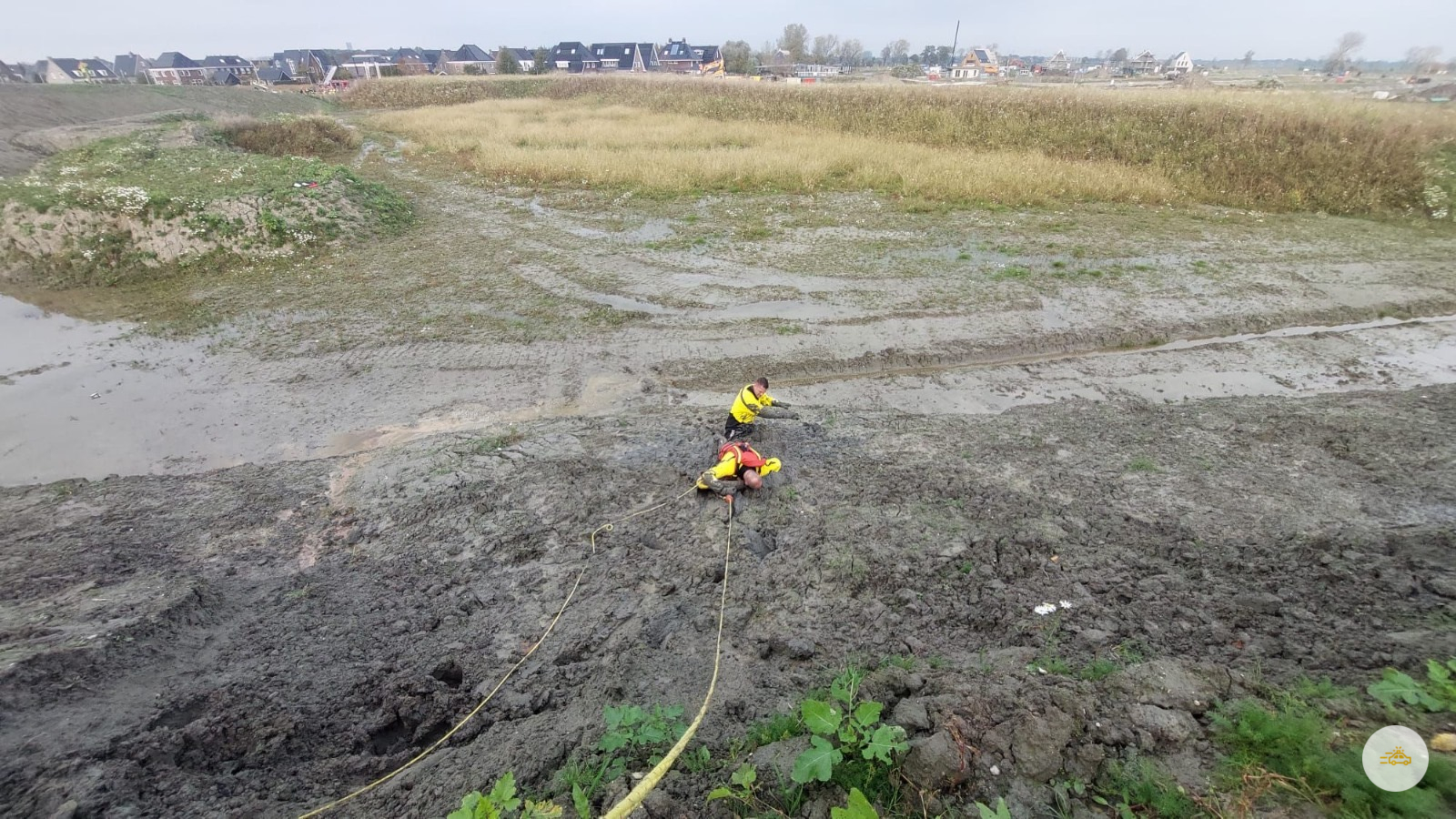 persoon gered uit drijfzand