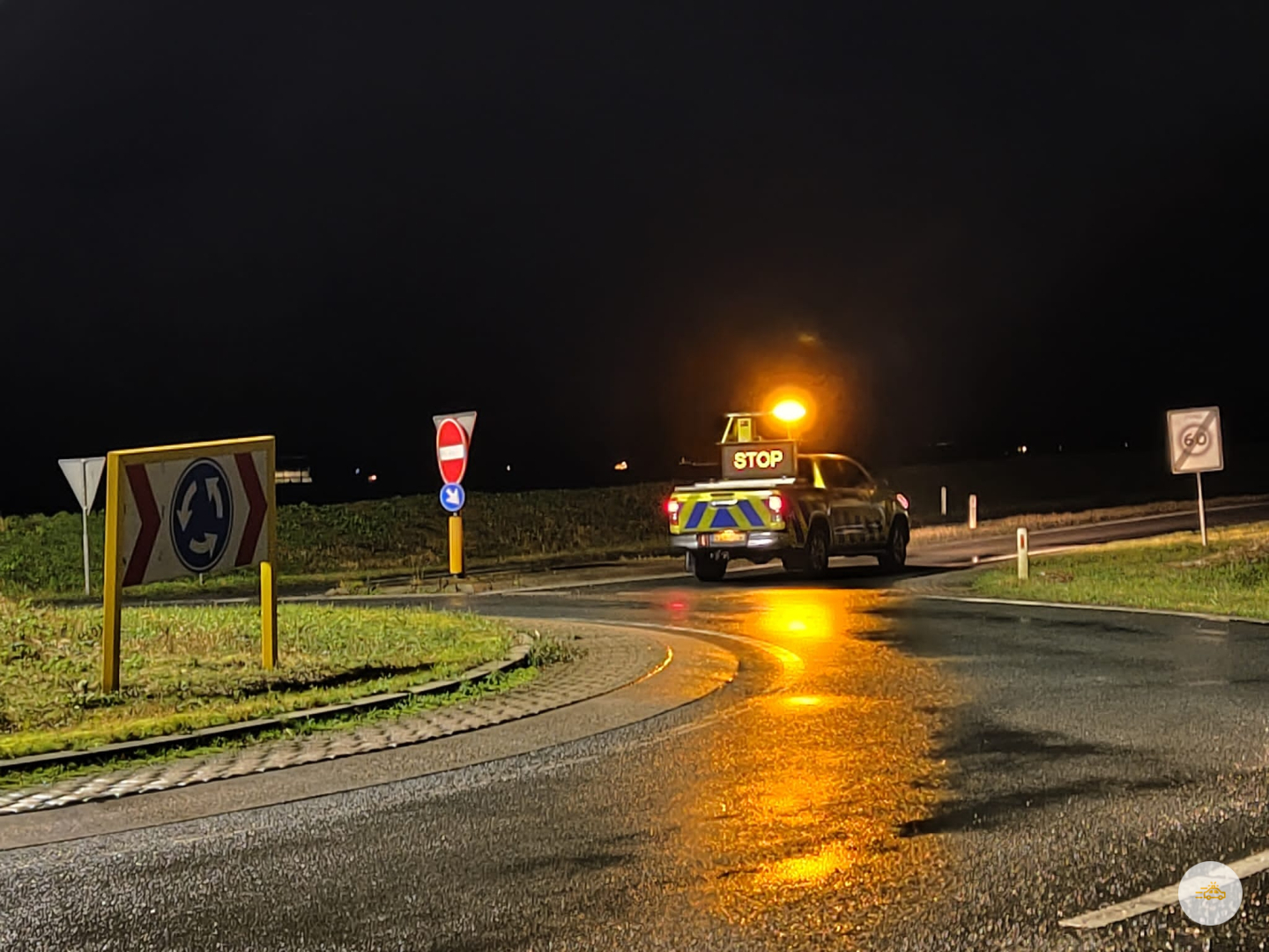 Bestuurder rijd tegen de vangrail aan