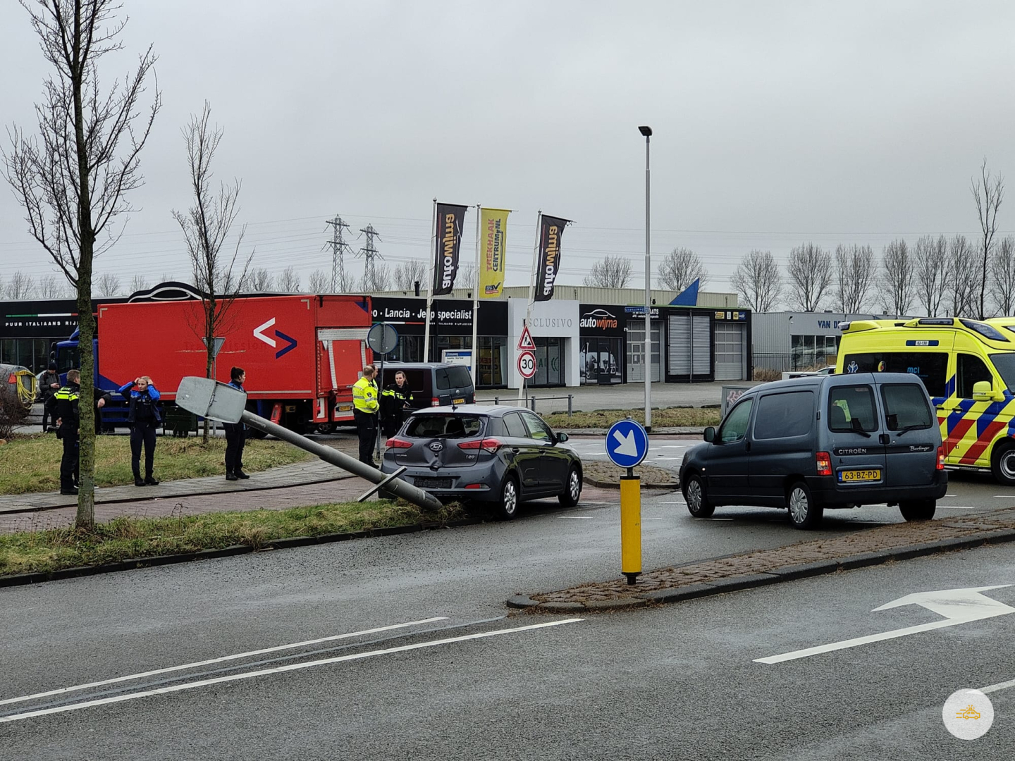 Twee auto’s krijgen aanrijding op kruising