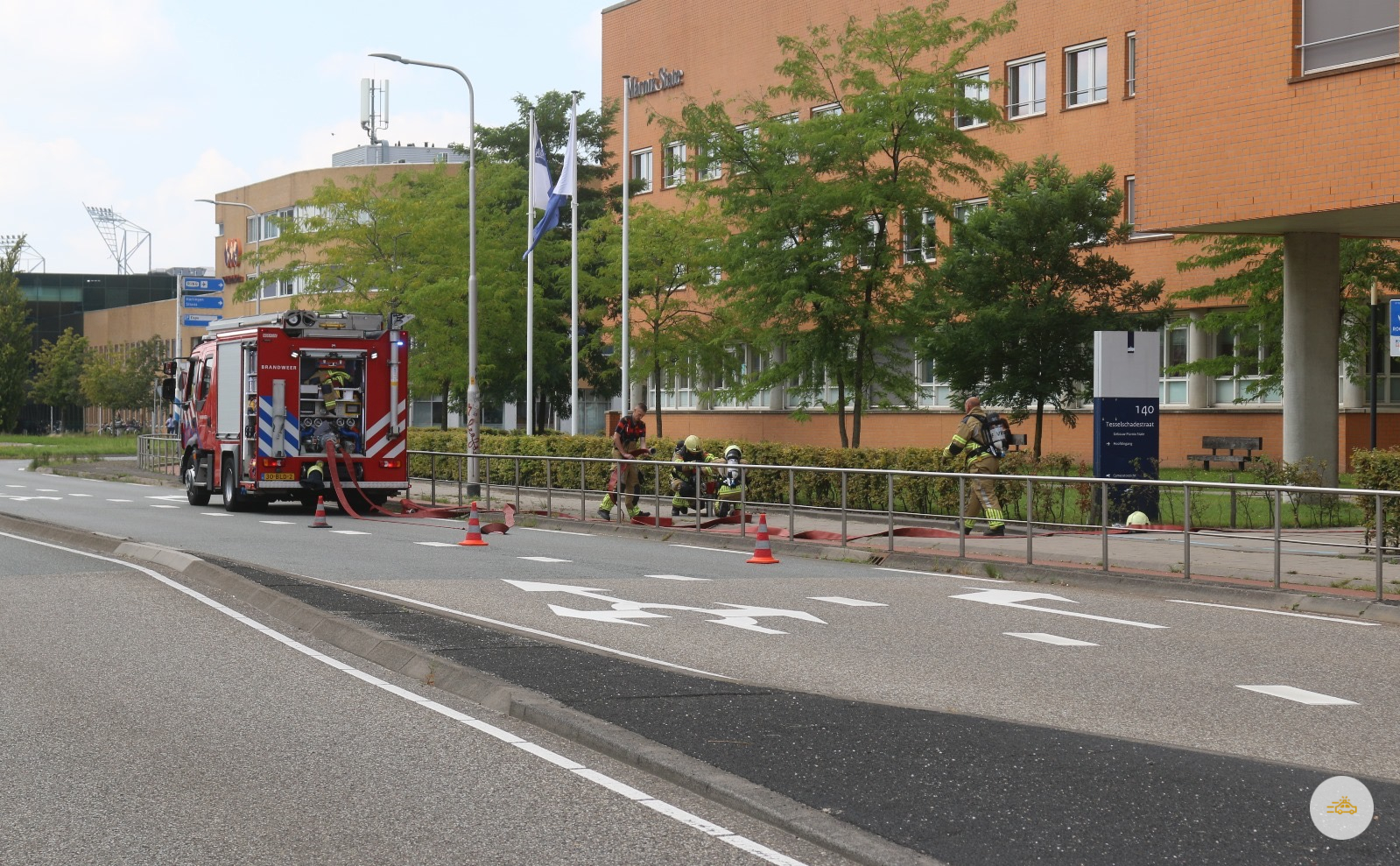 Brand op dak van Belastingdienst