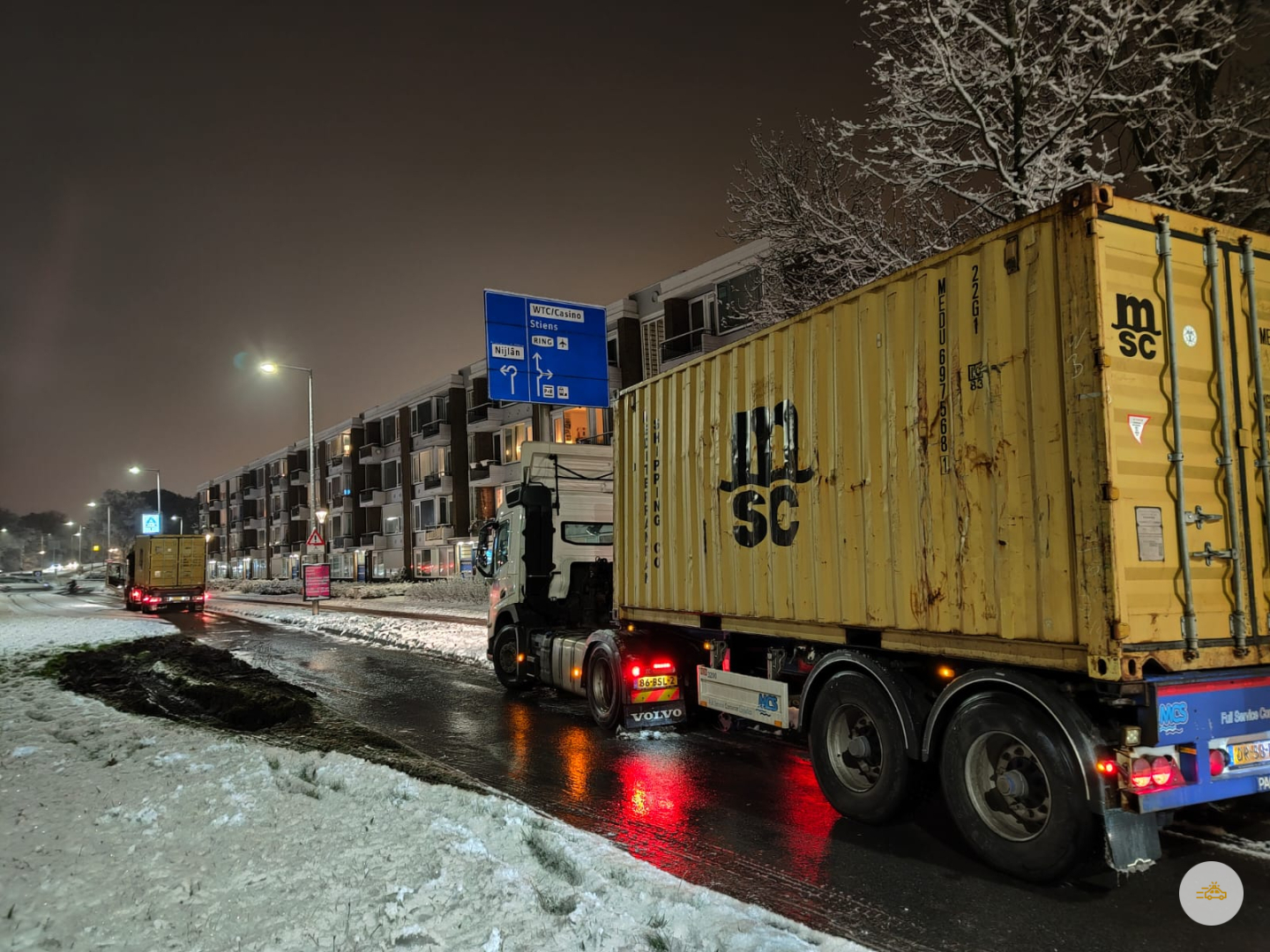 Vrachtwagen komt vast te zitten