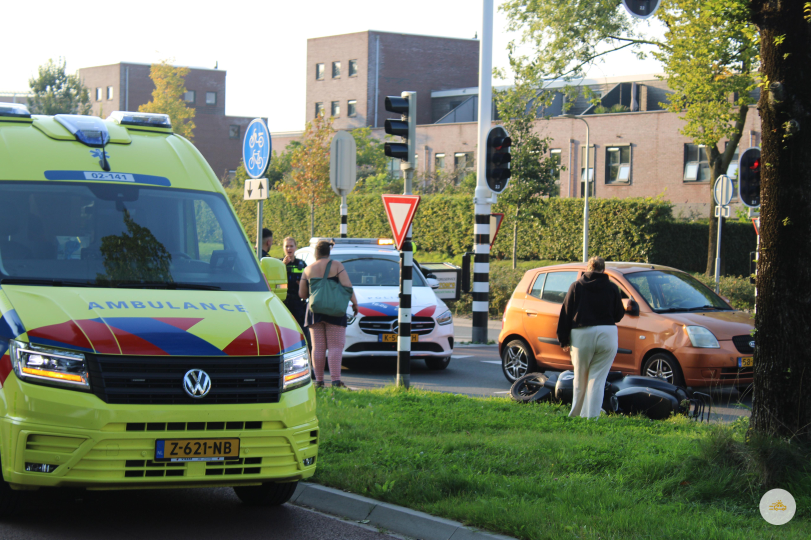 Scooterbestuurster wordt aangereden tijdens het oversteken