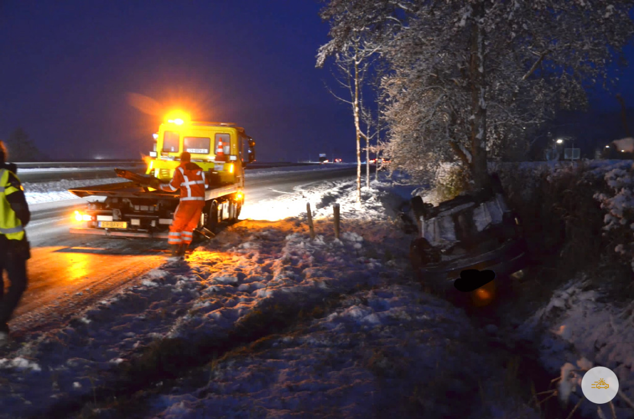 Auto op de kop in de greppel