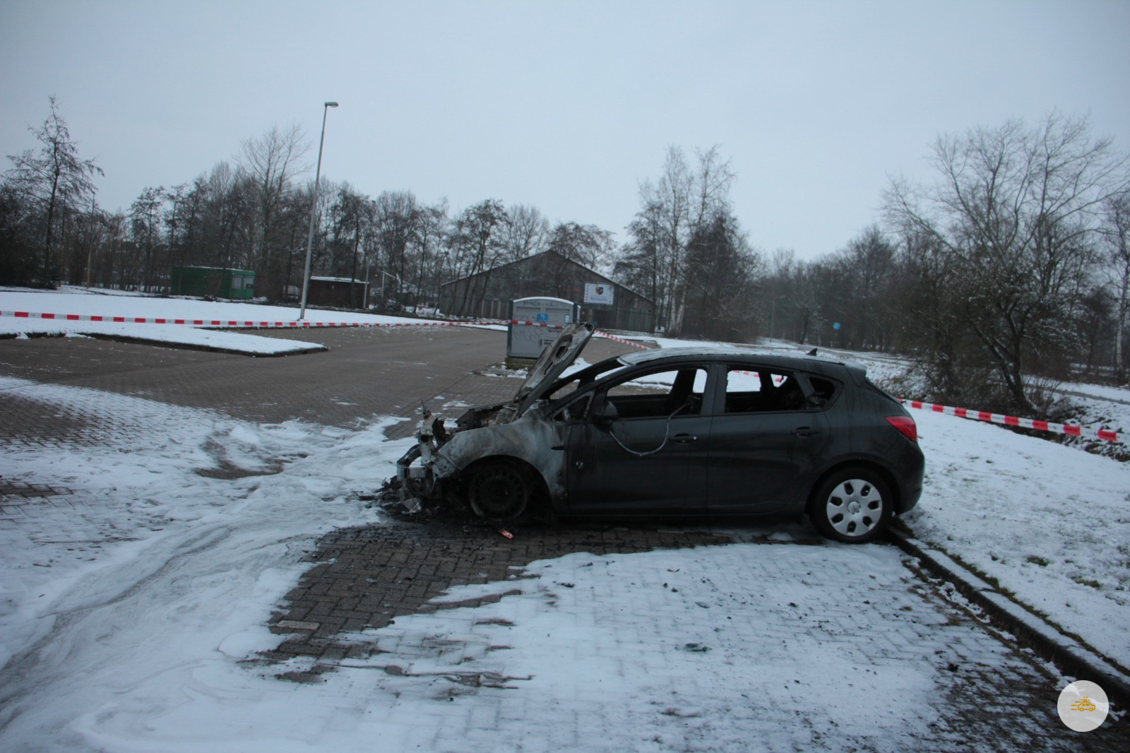 Auto in brand gestoken op parkeerplaats sportpark