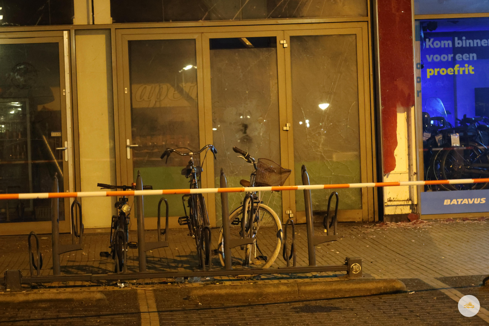 Voorgevel van winkelpand beschadigd door explosie