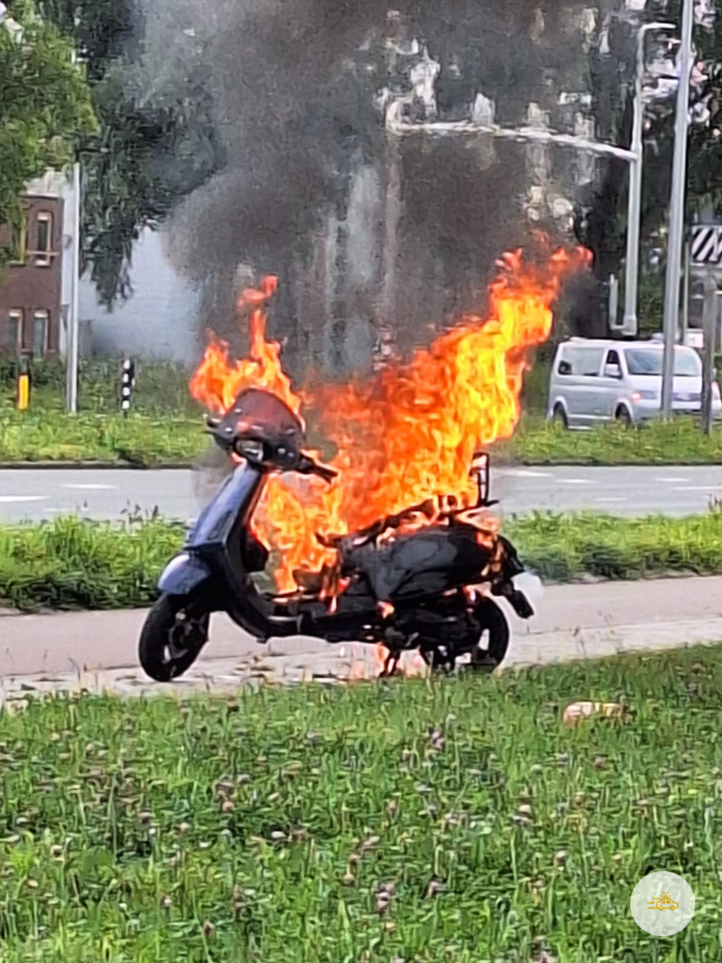 Benzine scooter uitgebrand